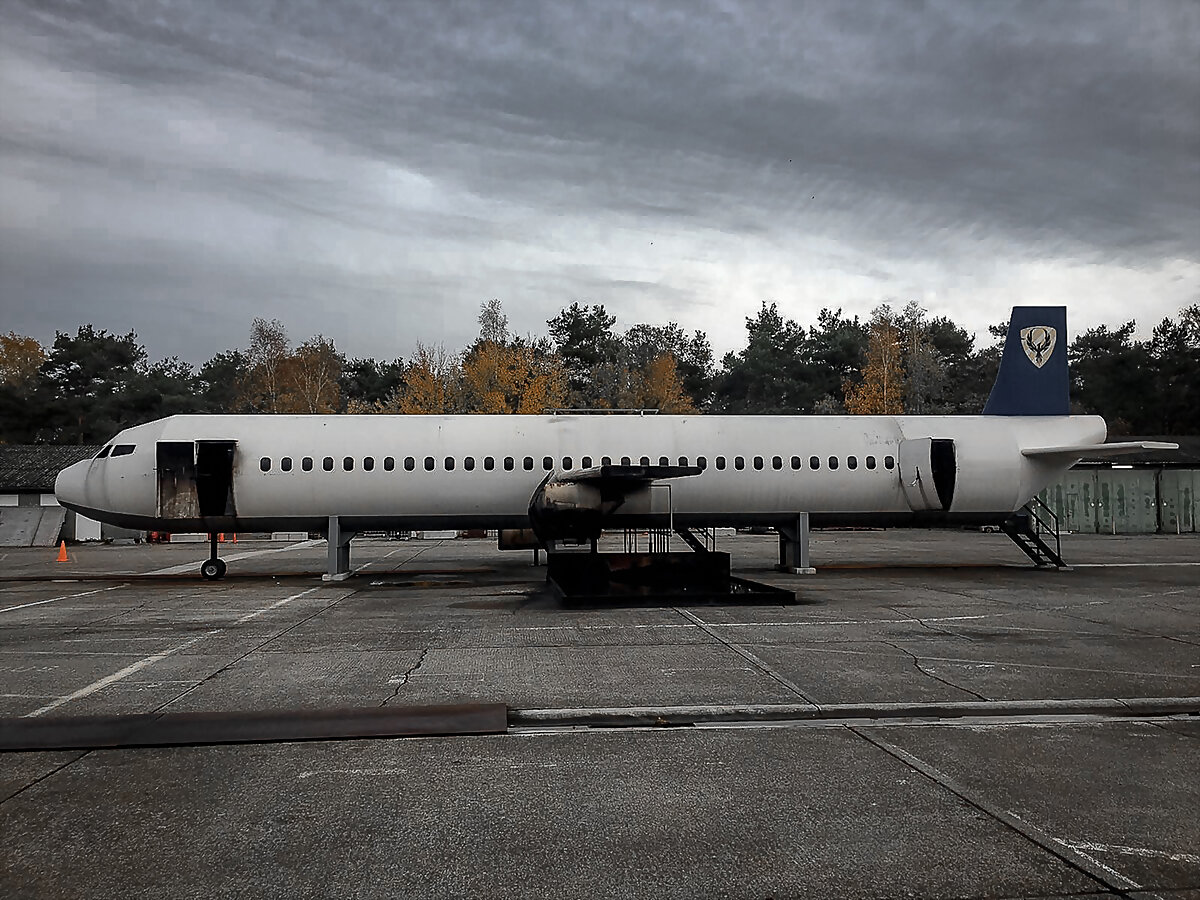 Das Flugzeug-Mockup auf dem Übungsplatz